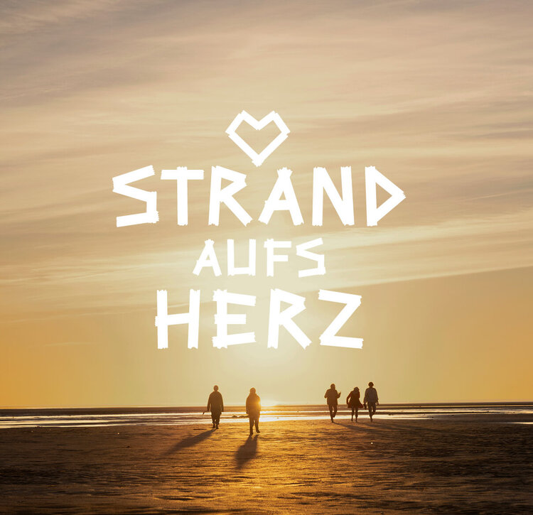 Familie im Sonnenuntergang mit dem Strand aufs Herz Logo