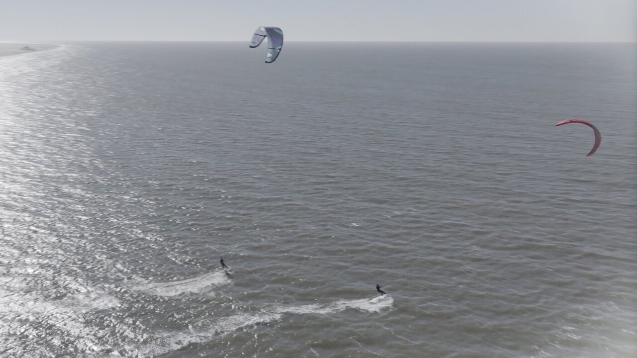 Zwei Kiter im Wasser aus der Vogelperspektive