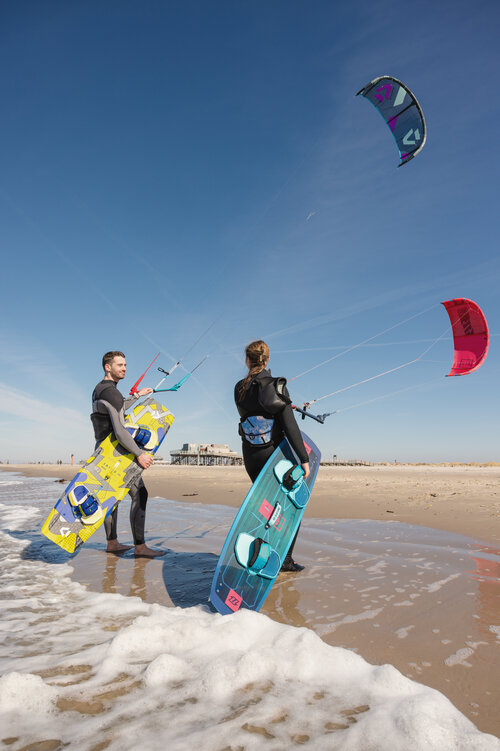 Zwei Kiter bringen ihre Kites aus dem Wasser